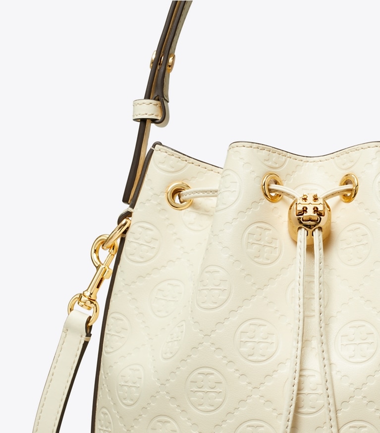 Tory Burch designer crossbody bags Bucket Bag mit geprägtem T-Monogramm in Light Cream angle