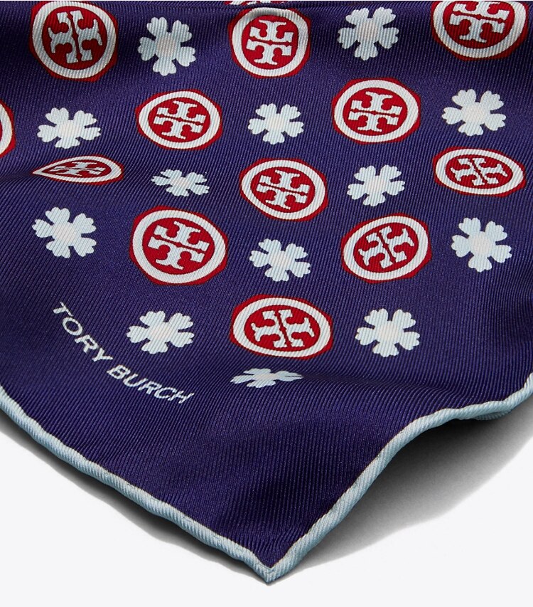 Tory Burch diseñador bufandas Bufanda triangular con logo floral en Navy Floral Logo detalle