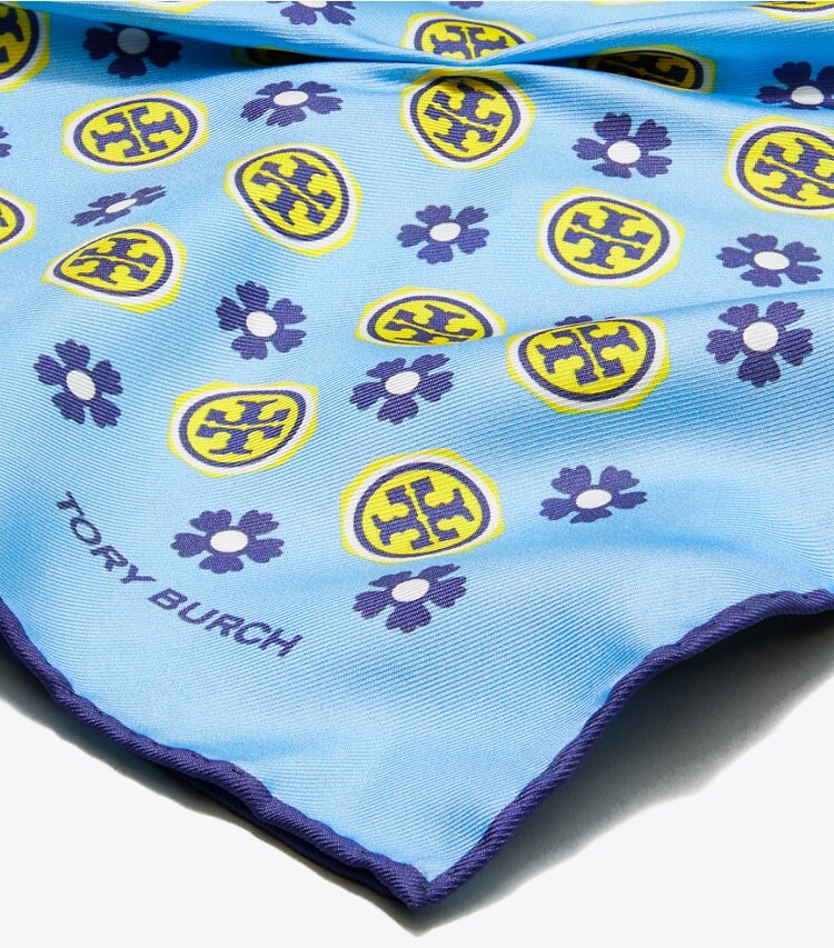 Tory Burch diseñador bufandas Bufanda triangular con logo floral en Light Blue Floral Logo detalle