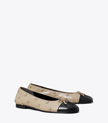 Tory Burch designer loafers Bunny Knot Ballerina mit Zehenkappe in SOFT CEMENT / PERFECT BLACK angle