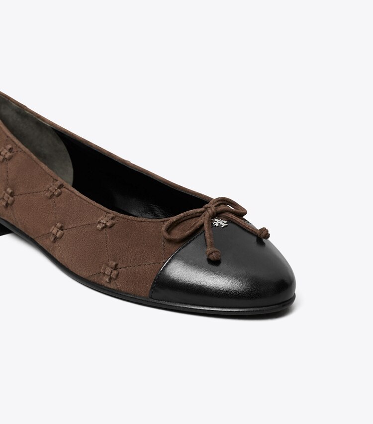 Tory Burch designer loafers Bunny Knot Ballerina mit Zehenkappe in DARK COCOA / PERFECT BLACK detail