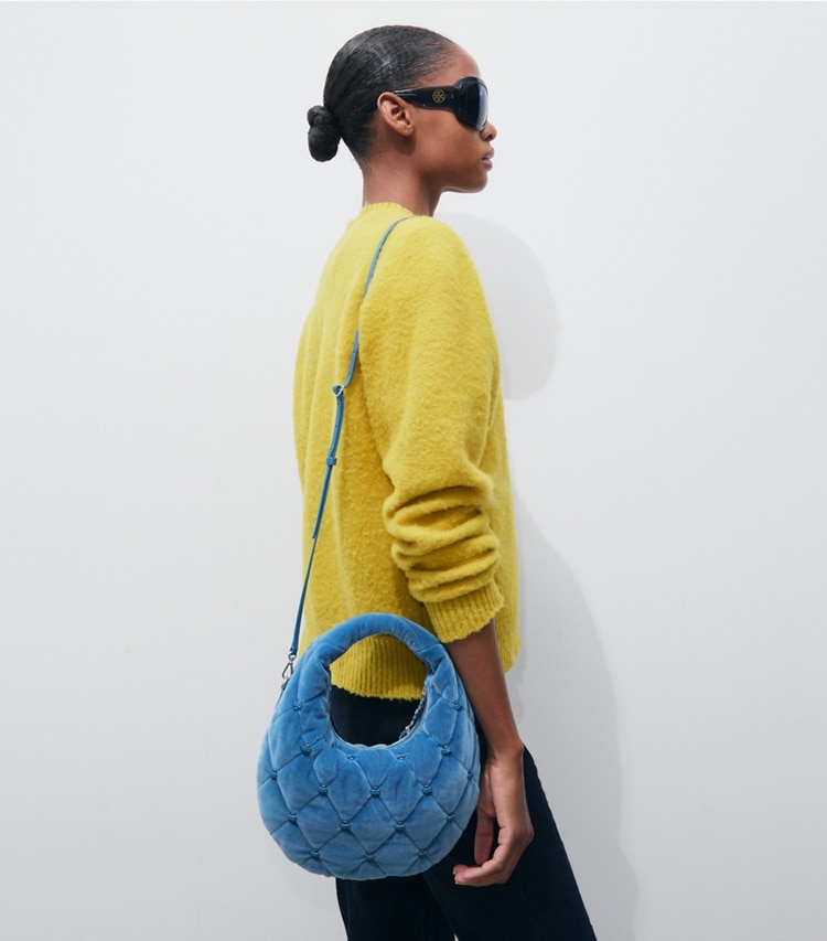 Tory Burch designer crossbody bags Bunny Knot Crescent Bag aus Samt in Steel Blue additional on model