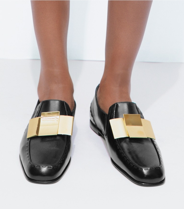 Tory Burch designer flats Bunny Knot Loafer in PERFECT BLACK / GOLD accessory on model