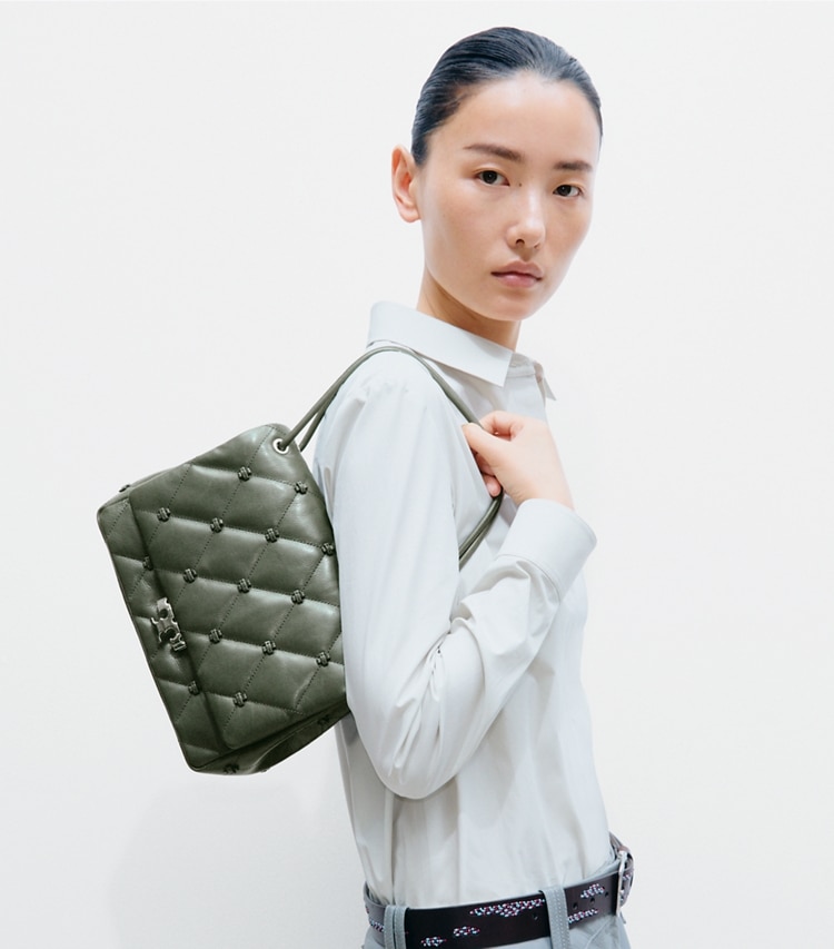 Tory Burch designer schultertaschen Bunny Knot Runway Schultertasche in Obsidian additional on model