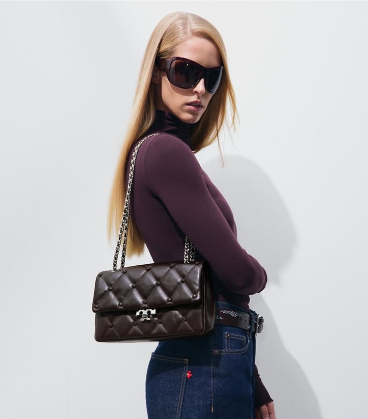 Tory Burch designer ショルダーバッグ バニー ノット ショルダーバッグ in Cocoa additional on model