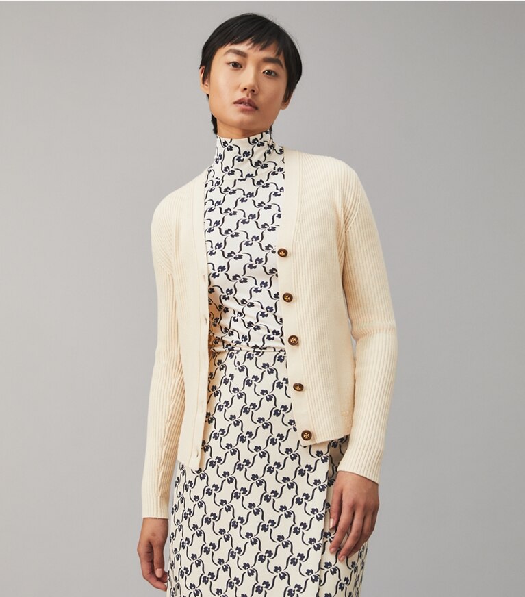 Tory Burch diseñador suéteres Cárdigan acanalado de lana merino en French Cream detalle en modelo