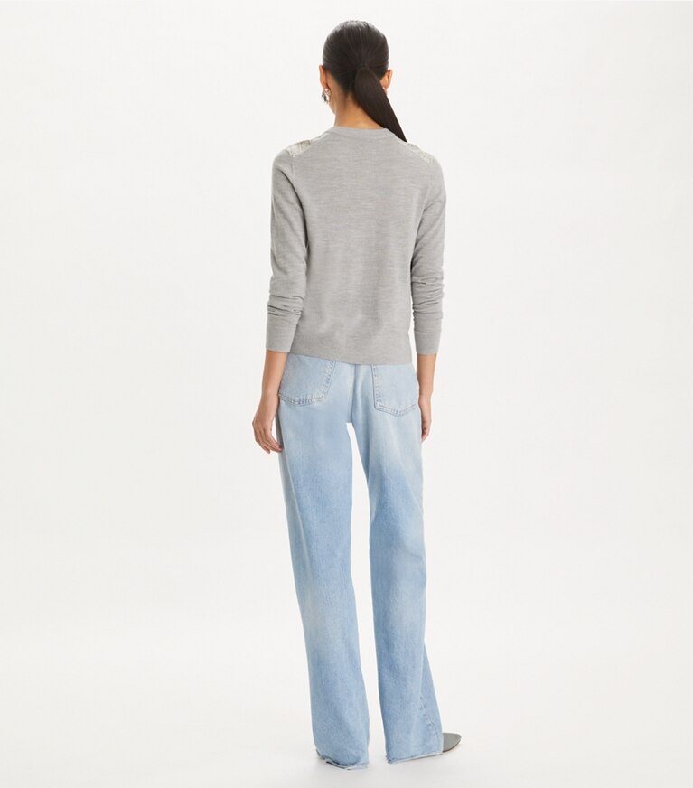 Tory Burch diseñador suéteres Cárdigan con delantero de seda en Shadow Gray Melange T Monogram Mini en el modelo (espalda)
