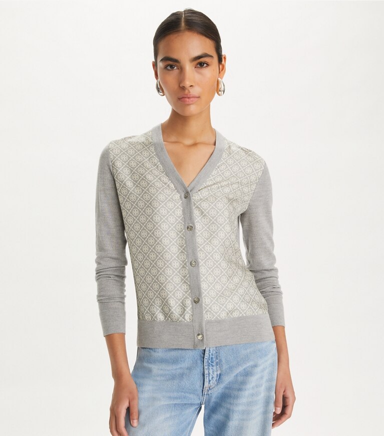 Tory Burch diseñador suéteres Cárdigan con delantero de seda en Shadow Gray Melange T Monogram Mini en el modelo (detalle)