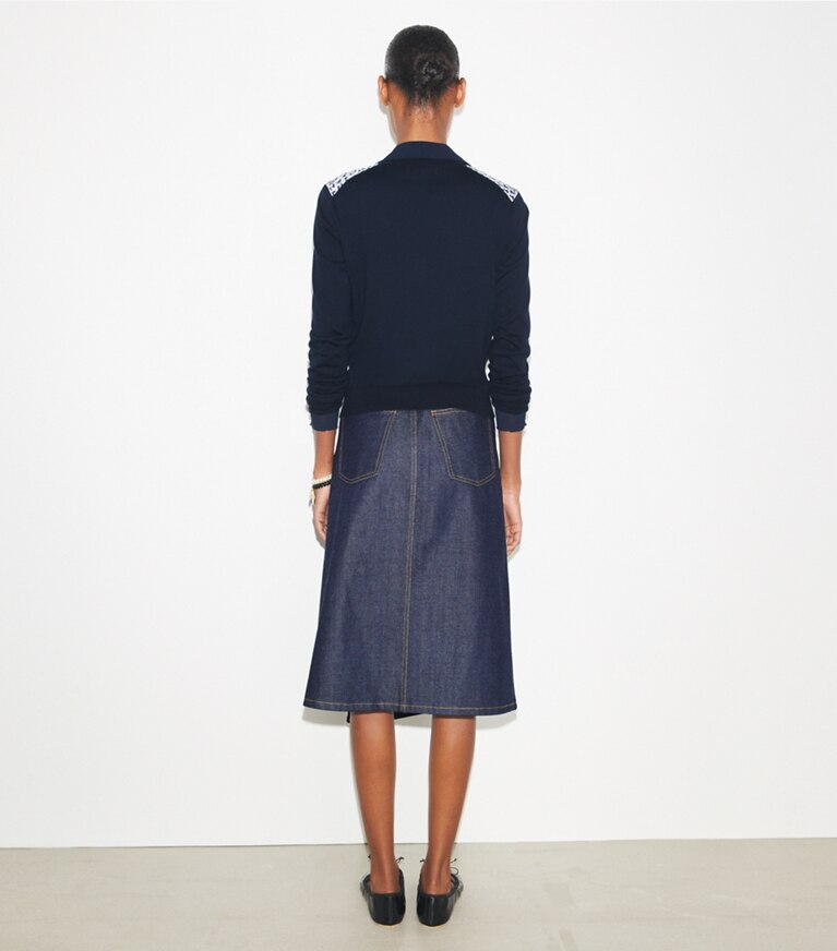 Tory Burch diseñador suéteres Cárdigan con frente de seda en Mistero Navy/ Prismatic T Monogram Small parte posterior en modelo