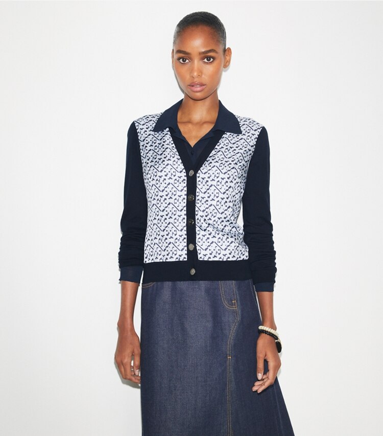 Tory Burch diseñador suéteres Cárdigan con frente de seda en Mistero Navy/ Prismatic T Monogram Small detalle en modelo
