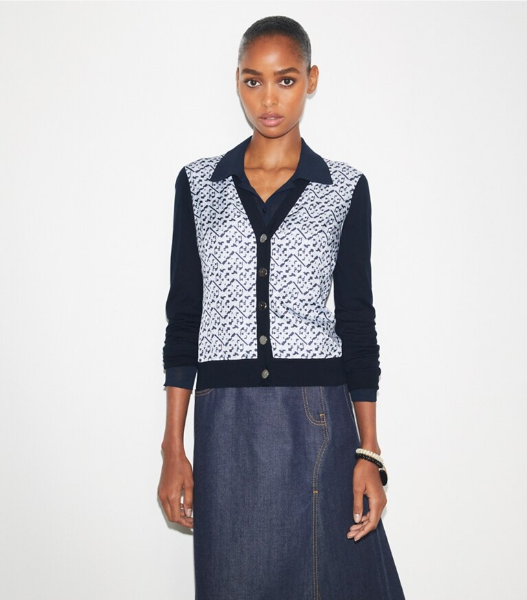 Tory Burch diseñador suéteres Cárdigan con frente de seda en Mistero Navy/ Prismatic T Monogram Small detalle en modelo