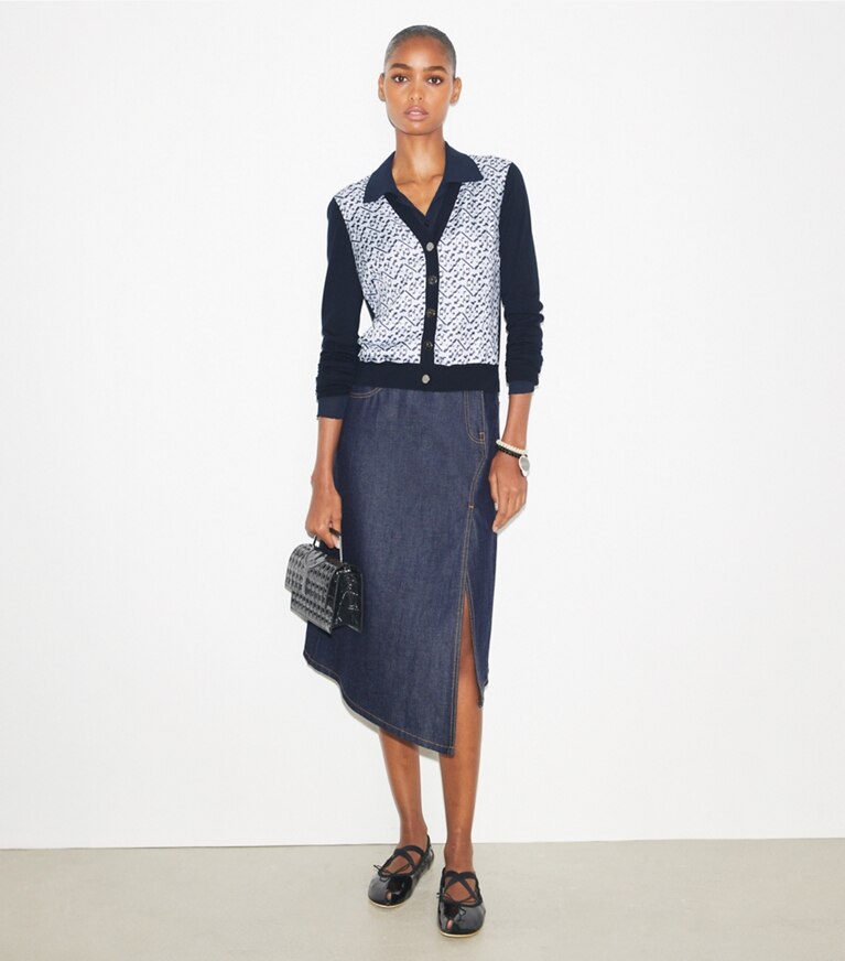 Tory Burch diseñador suéteres Cárdigan con frente de seda en Mistero Navy/ Prismatic T Monogram Small frente en modelo