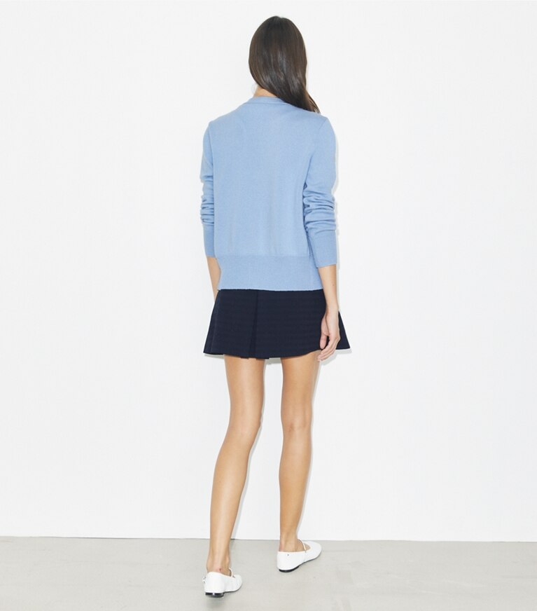 Tory Burch diseñador suéteres Cárdigan de cachemira bordado con pájaros en Bella Blue parte posterior en modelo