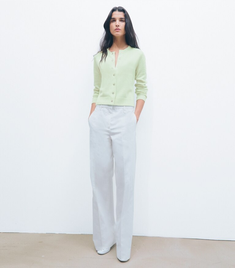 Tory Burch diseñador suéteres Cárdigan de cachemira Bunny Knot en Mint frente en modelo