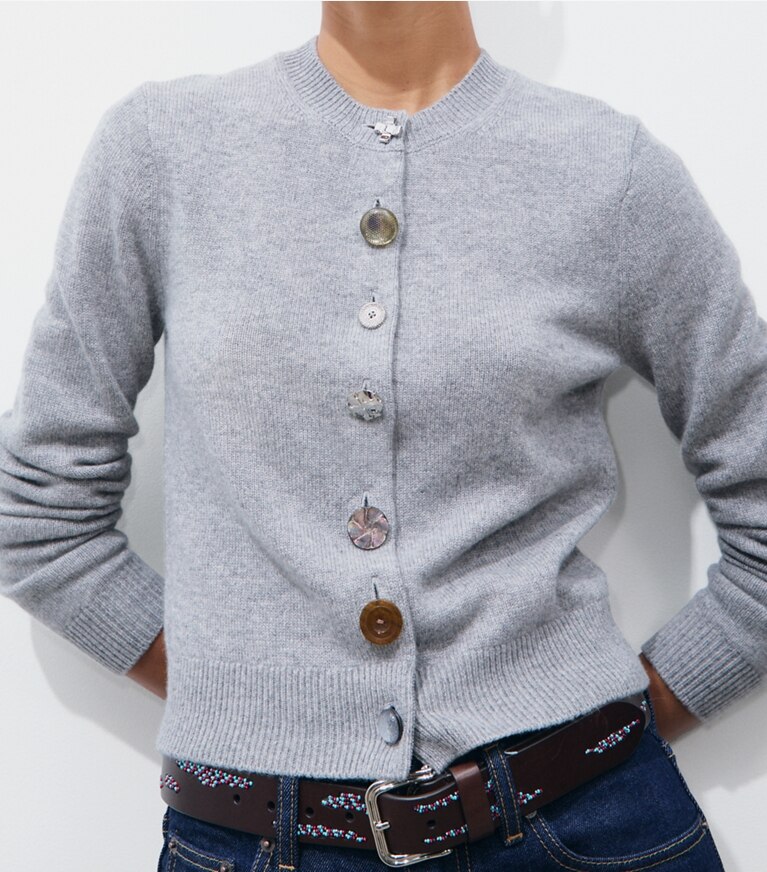 Tory Burch diseñador jerséis Cárdigan de cachemira con botones variados en Smoky Gray Melange adicional en modelo