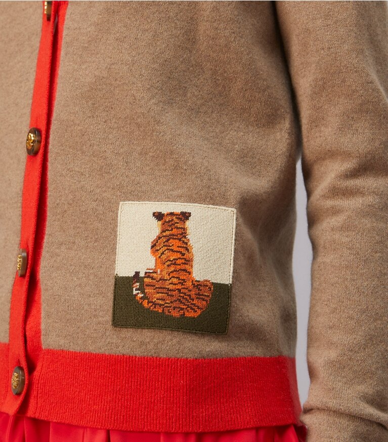 Tory Burch diseñador suéteres Cárdigan de cachemira con parche de tigre en RICH TAUPE / BRILLIANT RED adicional en el modelo