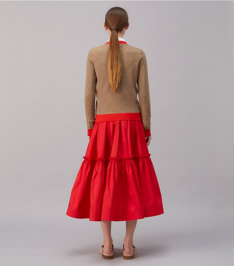 Tory Burch diseñador suéteres Cárdigan de cachemira con parche de tigre en RICH TAUPE / BRILLIANT RED en el modelo (espalda)