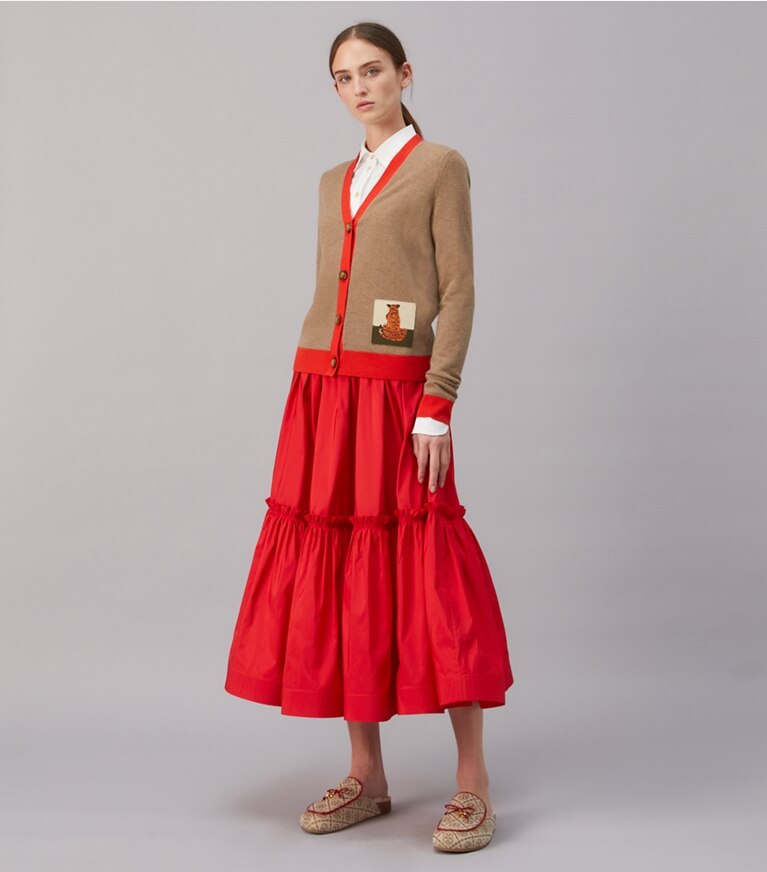 Tory Burch diseñador suéteres Cárdigan de cachemira con parche de tigre en RICH TAUPE / BRILLIANT RED en el modelo (frente)