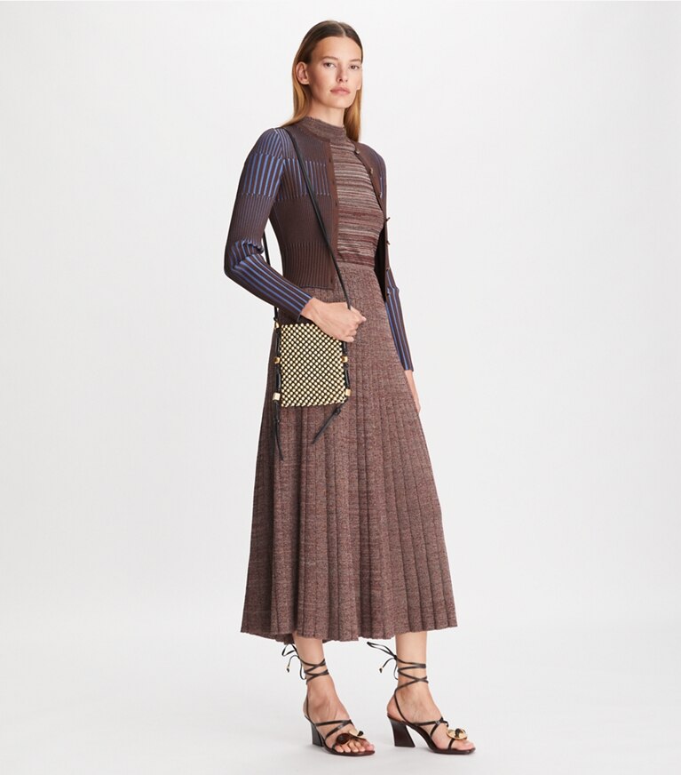 Tory Burch diseñador suéteres Cárdigan de canalé encogido en Dark Cocoa / Dark Cornflower adicional en el modelo