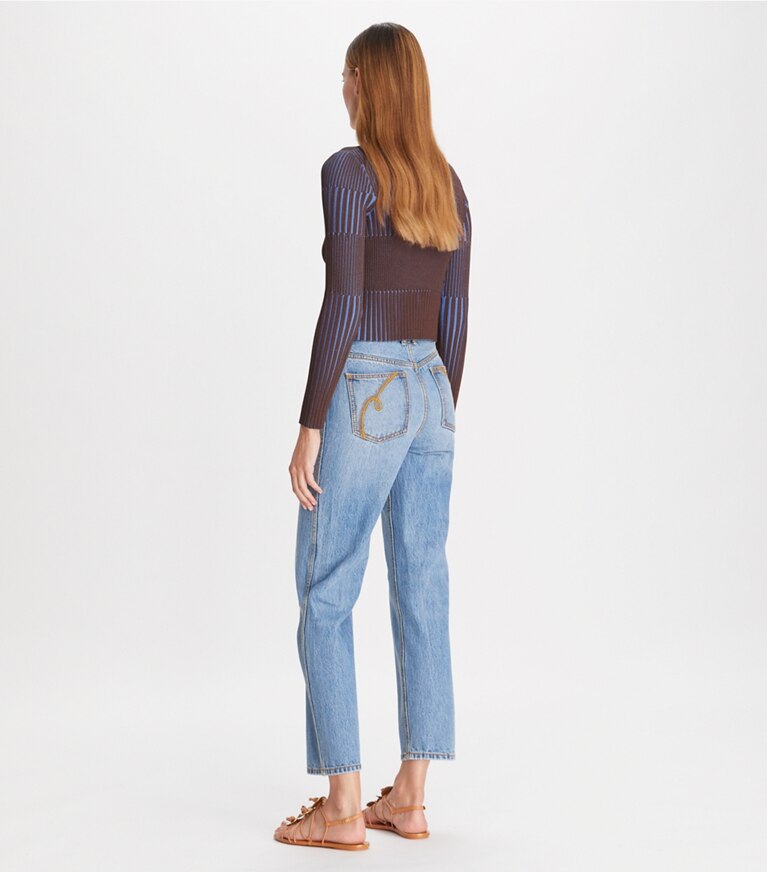 Tory Burch diseñador suéteres Cárdigan de canalé encogido en Dark Cocoa / Dark Cornflower en el modelo (espalda)