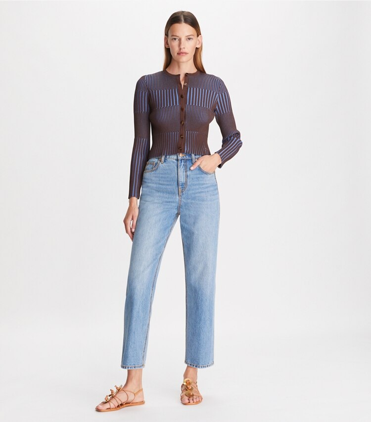Tory Burch diseñador suéteres Cárdigan de canalé encogido en Dark Cocoa / Dark Cornflower en el modelo (frente)