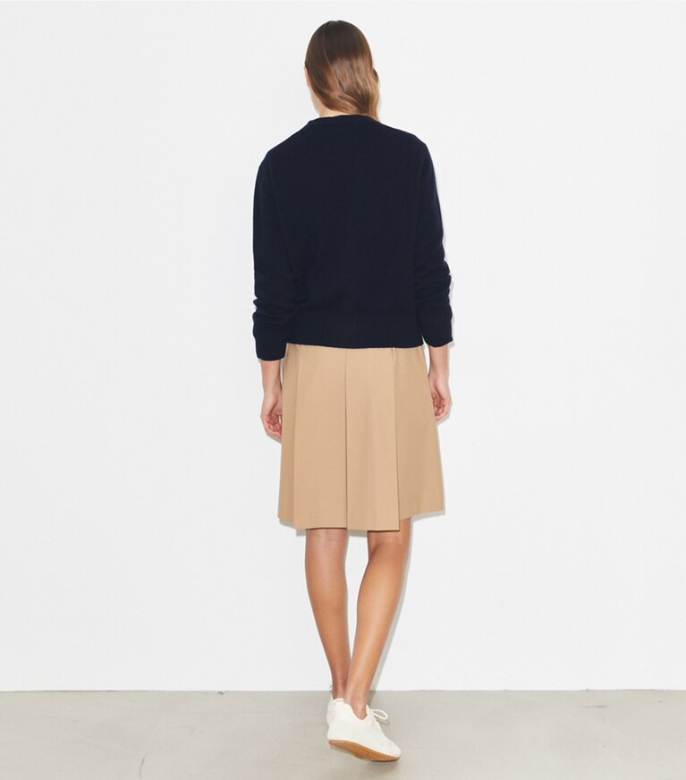 Tory Burch diseñador suéteres Cárdigan de golf bordado en Medium Navy parte posterior en modelo