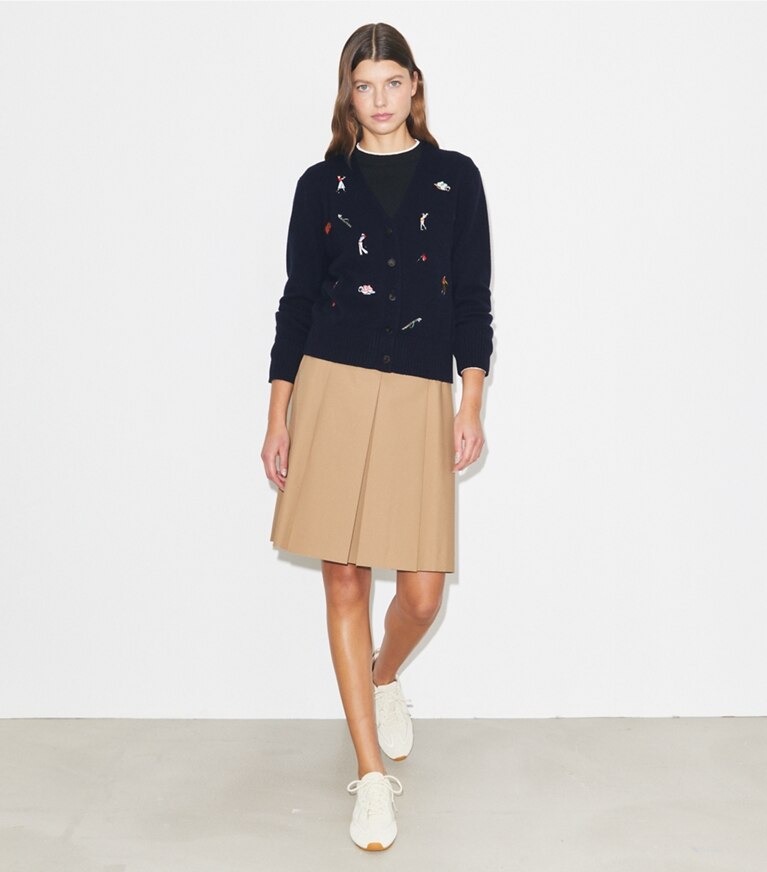 Tory Burch diseñador suéteres Cárdigan de golf bordado en Medium Navy frente en modelo