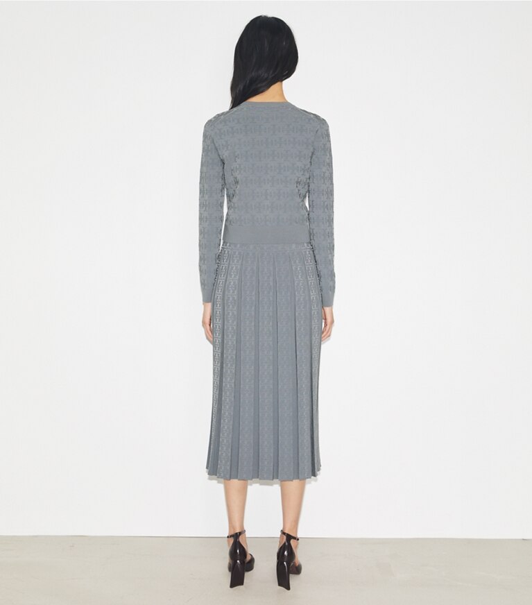 Tory Burch diseñador suéteres Cárdigan de jacquard con monograma de T en Icicle Gray en el modelo (espalda)