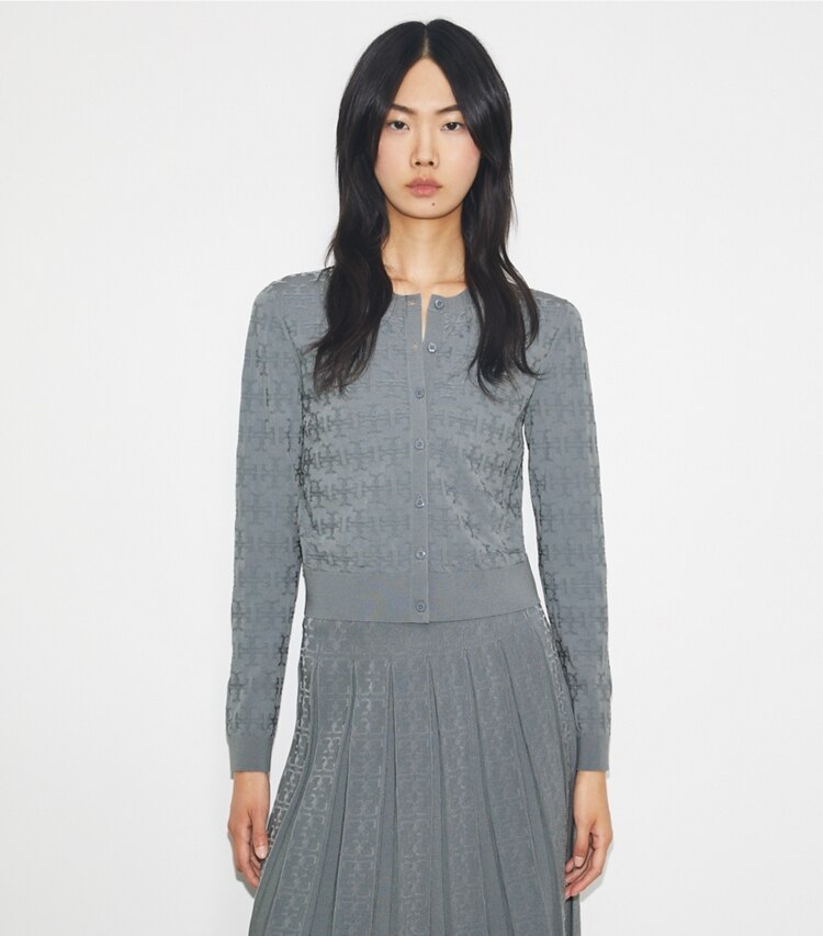 Tory Burch diseñador suéteres Cárdigan de jacquard con monograma de T en Icicle Gray en el modelo (detalle)