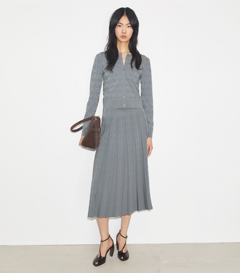 Tory Burch diseñador suéteres Cárdigan de jacquard con monograma de T en Icicle Gray en el modelo (frente)