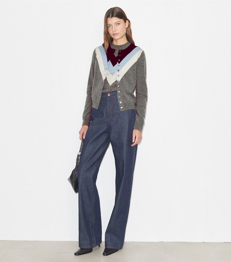 Tory Burch diseñador suéteres Cárdigan de lana chevrón en Light Gray frente en modelo