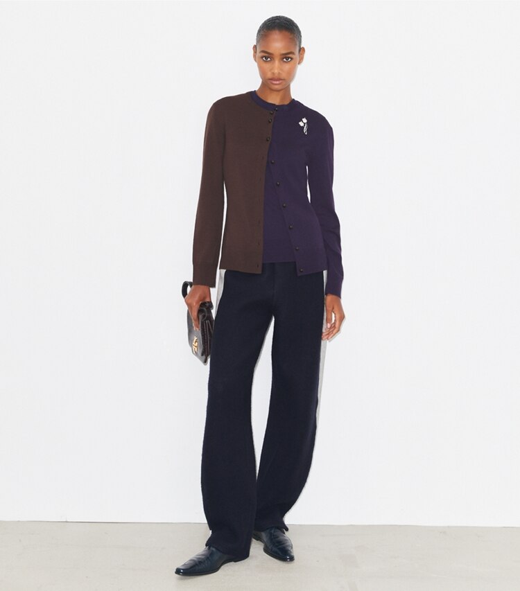Tory Burch diseñador suéteres Cárdigan de lana con bloque de color y broche en Dark Brown / Deep Blue frente en modelo