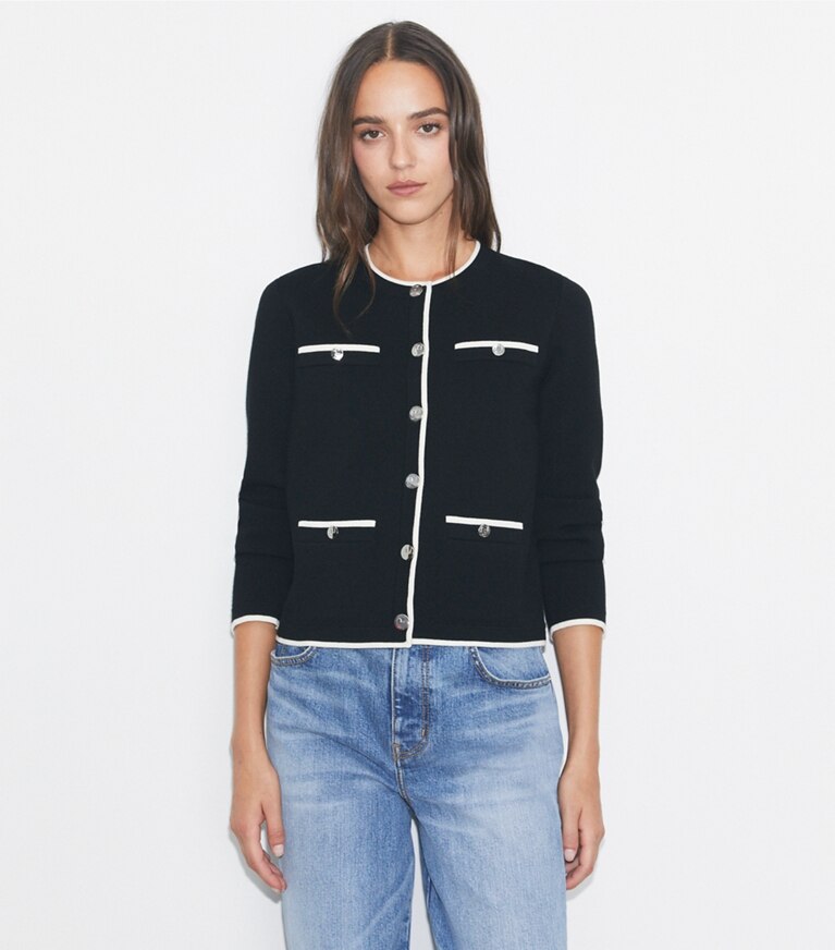 Tory Burch diseñador suéteres Cárdigan de lana Kendra en Black / New Ivory en el modelo (detalle)
