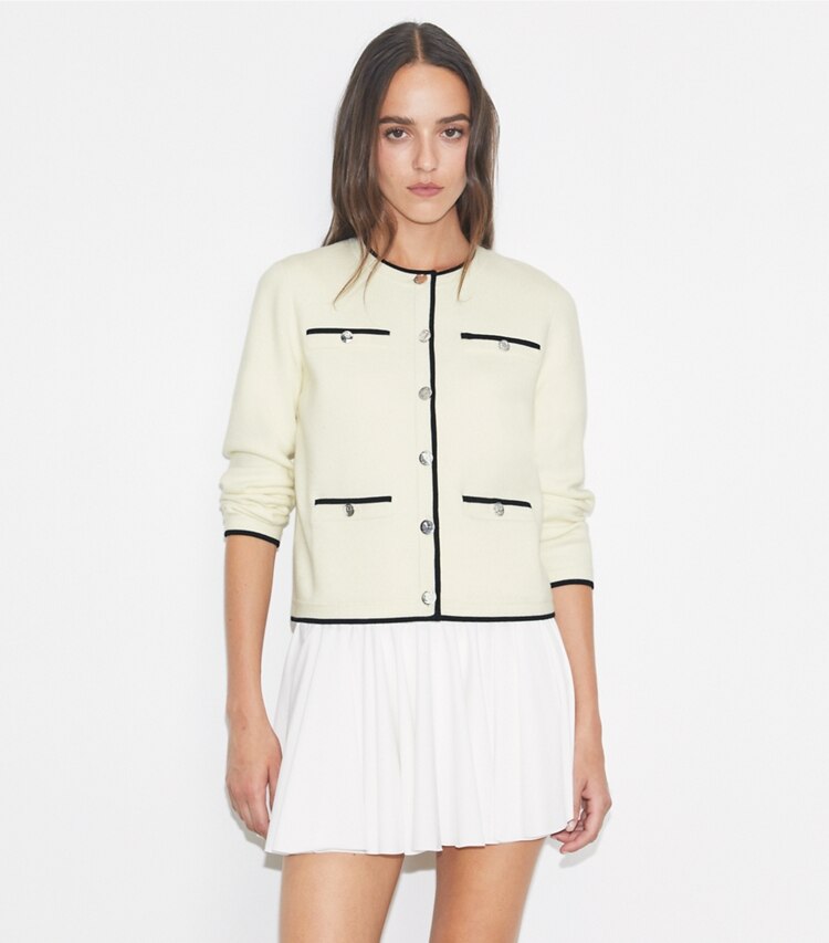 Tory Burch diseñador suéteres Cárdigan de lana Kendra en NEW IVORY/ BLACK detalle en modelo