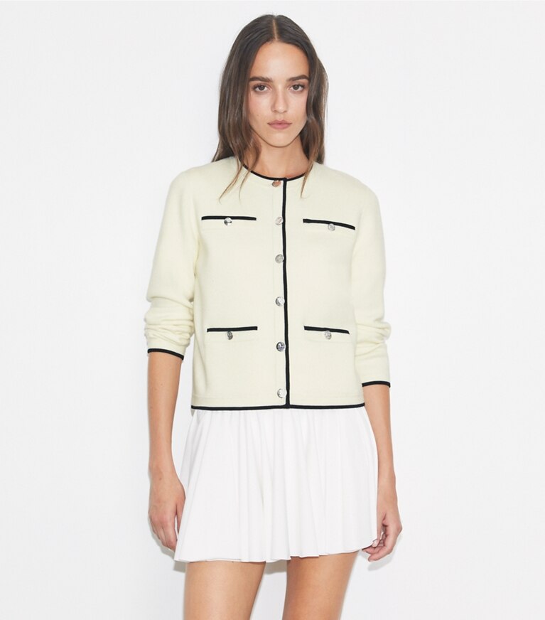 Tory Burch diseñador suéteres Cárdigan de lana Kendra en NEW IVORY/ BLACK detalle en modelo