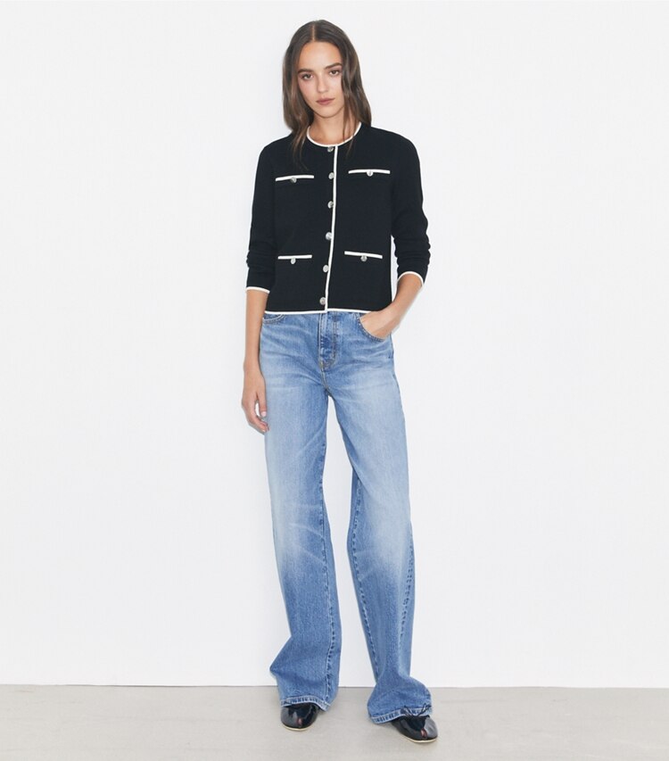 Tory Burch diseñador suéteres Cárdigan de lana Kendra en Black / New Ivory en el modelo (frente)