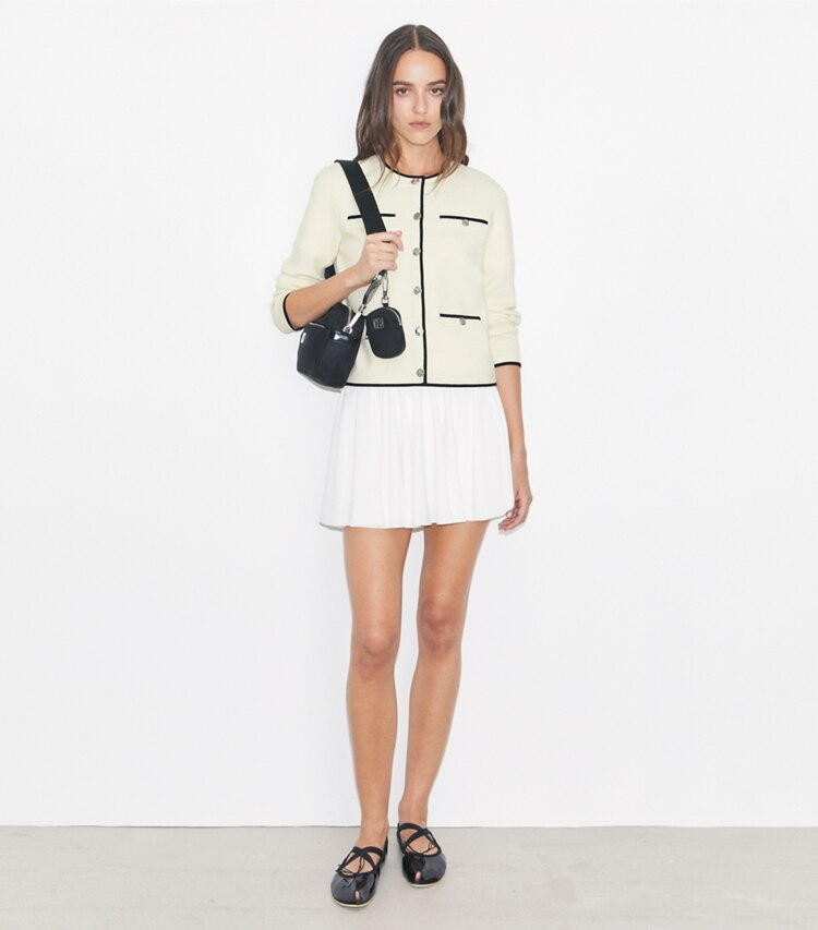 Tory Burch diseñador suéteres Cárdigan de lana Kendra en NEW IVORY/ BLACK frente en modelo