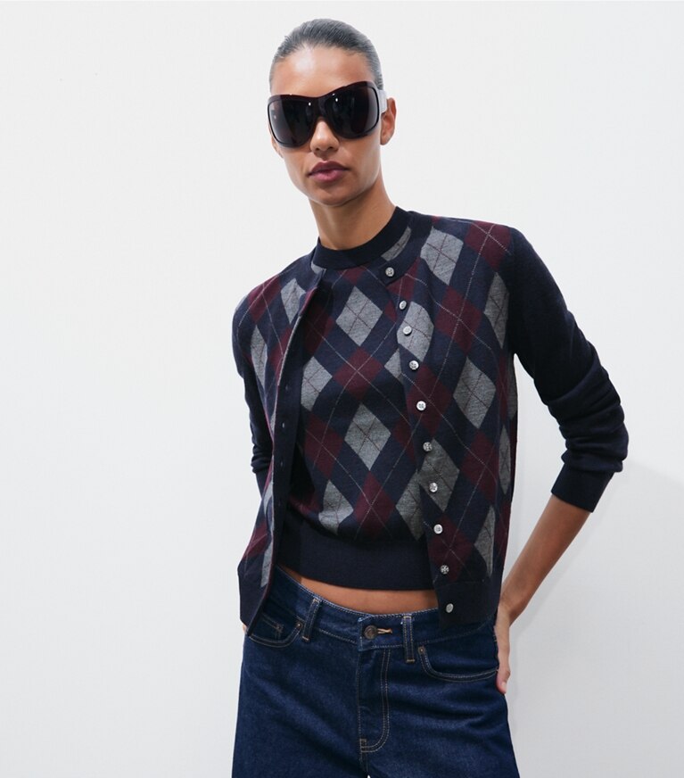 Tory Burch diseñador suéteres Cárdigan de lana merino con diseño de rombos en Navy Argyle detalle en modelo