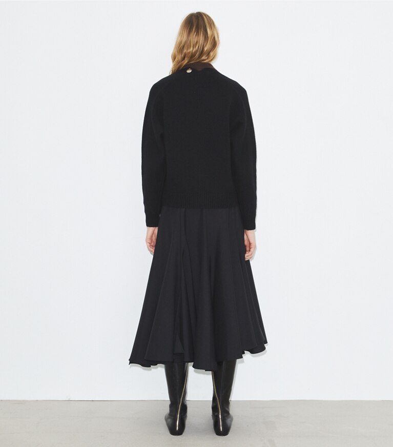 Tory Burch diseñador suéteres Cárdigan de lana merino en Black parte posterior en modelo