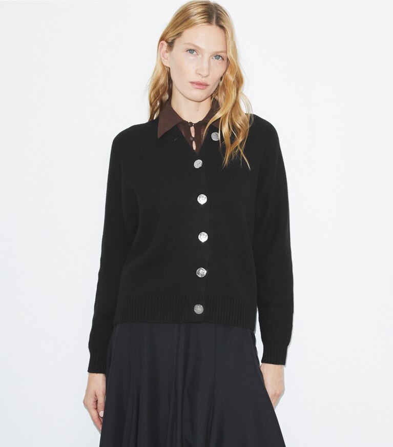 Tory Burch diseñador suéteres Cárdigan de lana merino en Black detalle en modelo