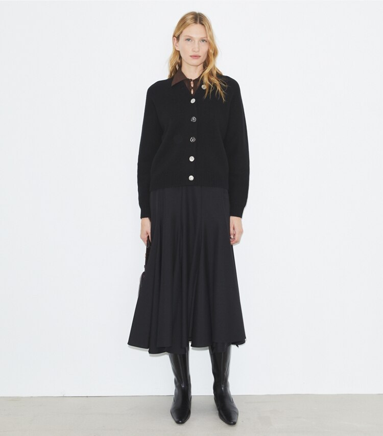 Tory Burch diseñador suéteres Cárdigan de lana merino en Black frente en modelo