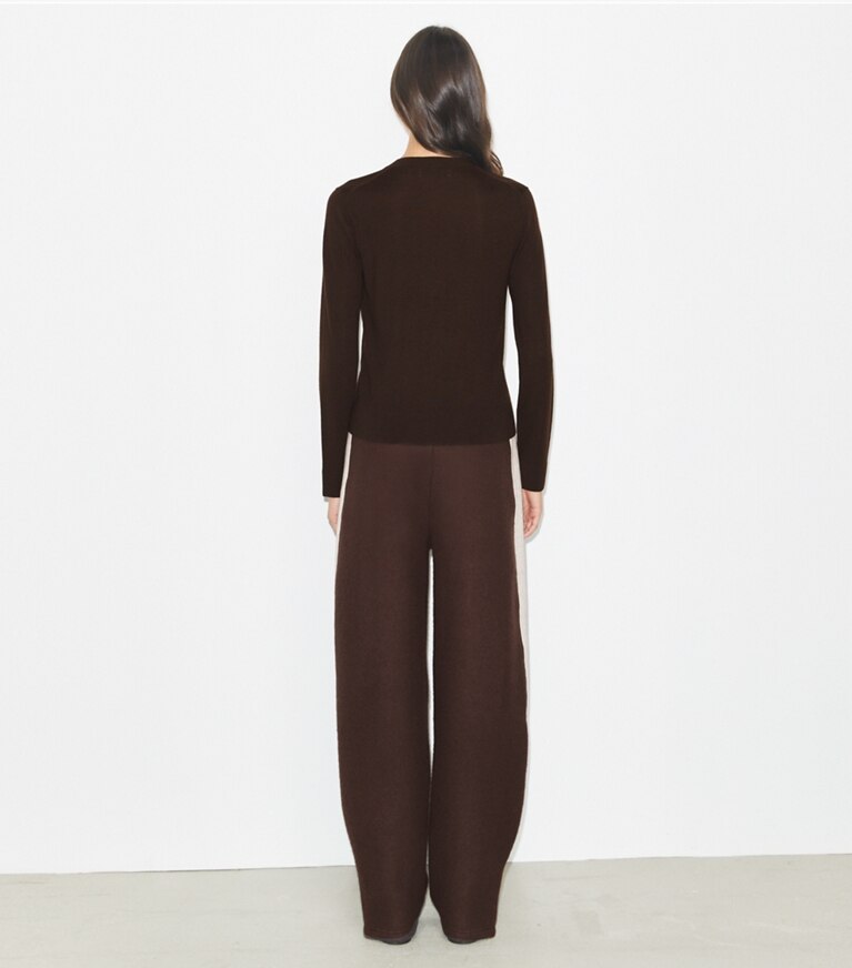 Tory Burch diseñador suéteres Cárdigan de lana Simone en Winter Rich Brown parte posterior en modelo