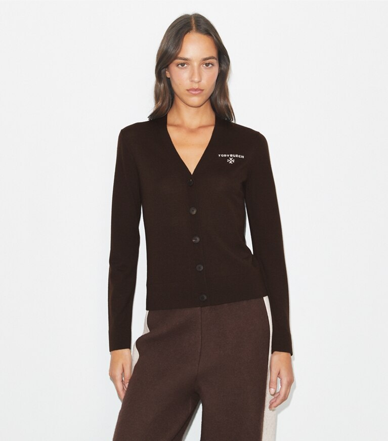 Tory Burch diseñador suéteres Cárdigan de lana Simone en Winter Rich Brown detalle en modelo