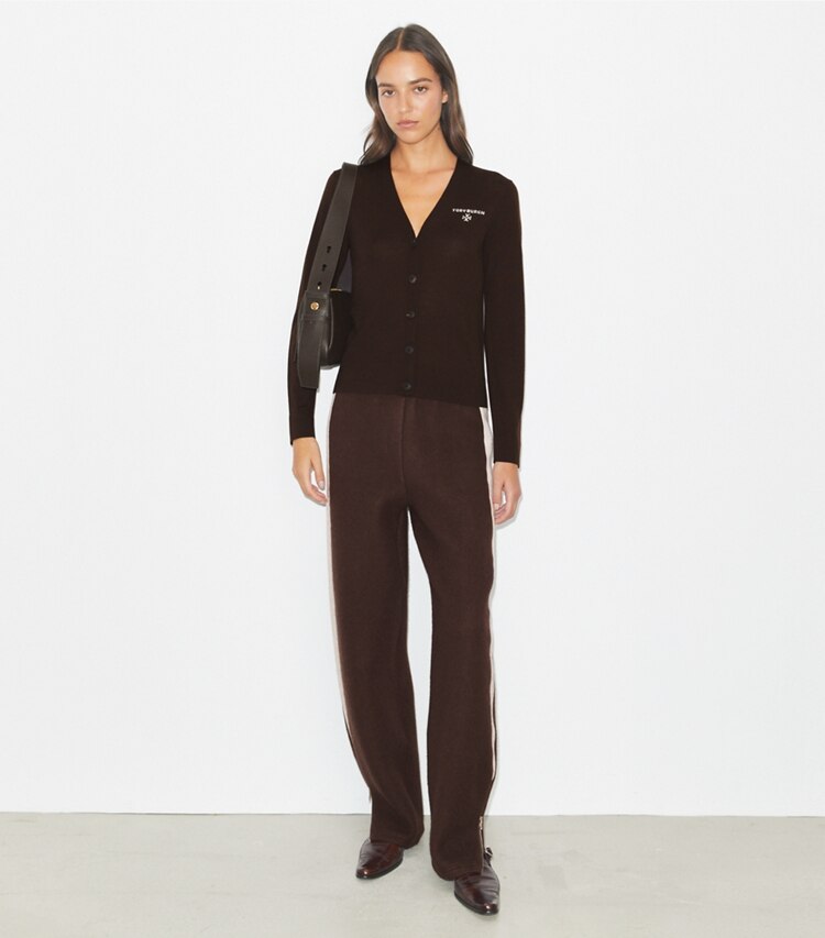 Tory Burch diseñador suéteres Cárdigan de lana Simone en Winter Rich Brown frente en modelo