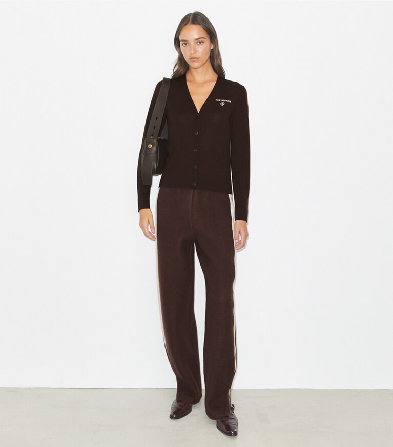 Tory Burch diseñador suéteres Cárdigan de lana Simone en Winter Rich Brown frente en modelo