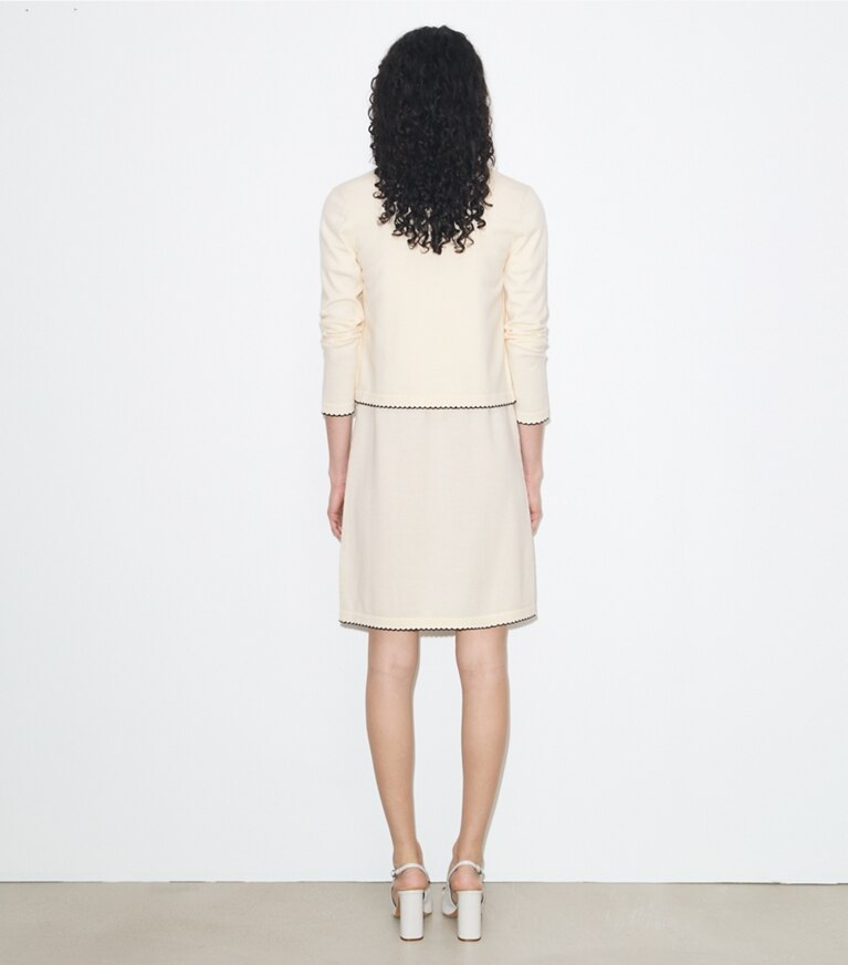 Tory Burch diseñador suéteres Cárdigan festoneado de lana Kendra en New Ivory / Medium Navy parte posterior en modelo