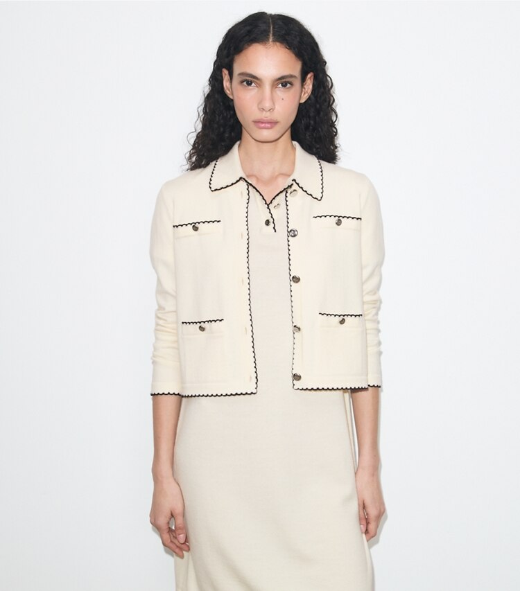 Tory Burch diseñador suéteres Cárdigan festoneado de lana Kendra en New Ivory / Medium Navy detalle en modelo
