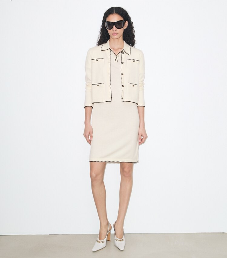 Tory Burch diseñador suéteres Cárdigan festoneado de lana Kendra en New Ivory / Medium Navy frente en modelo