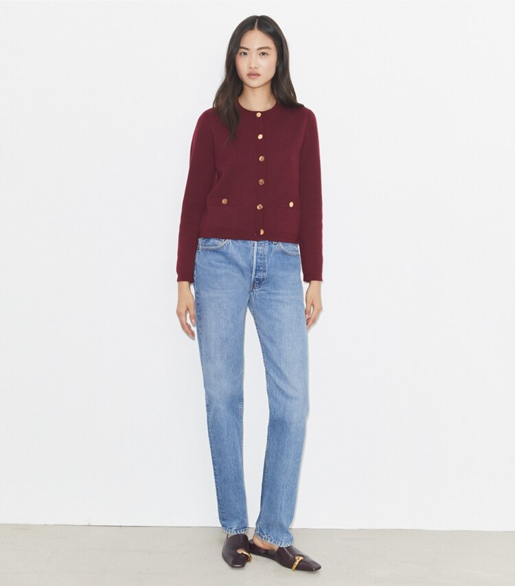 Tory Burch diseñador suéteres Cárdigan Kendra en Dark Carmine en el modelo (frente)