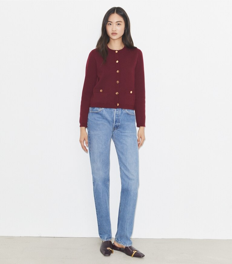 Tory Burch diseñador suéteres Cárdigan Kendra en Dark Carmine en el modelo (frente)